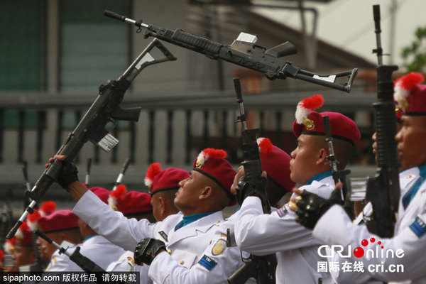 　　当地时间2015年8月7日，印尼西加里曼丹，印尼海军士兵举行就职典礼，现场大秀技能吸引关注。图片来源：sipa