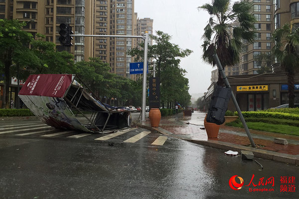 福州五四北三盛国际公园内，广告牌和红绿灯都被吹坏 邹家骅摄
