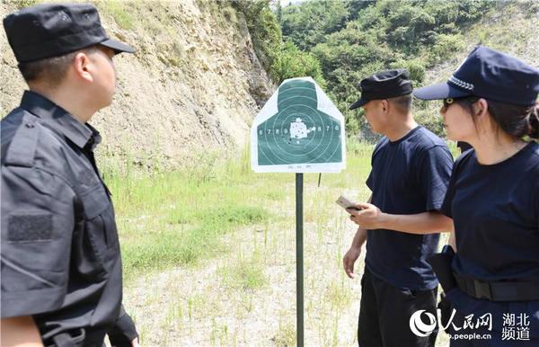 民警们正在查看射击环数（欧阳智慧 摄）