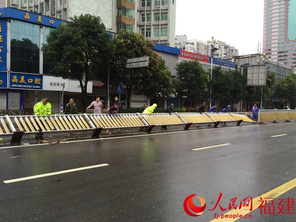 福州警察与民众一起讲路拦扶正 邹家骅摄