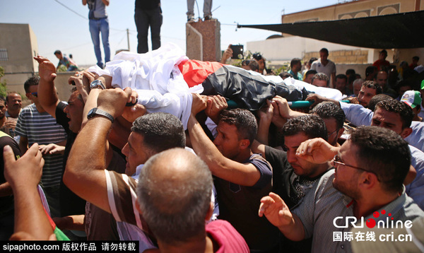 当地时间2015年8月9日，巴勒斯坦杜马村的民众为达瓦布萨（Saad Dawabsha）举行葬礼。图片来源：Sipa Photo