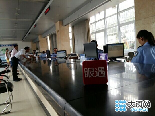 大河网友媒体记者走进漯河公安局车管所 现场