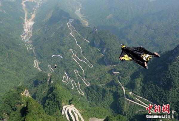 湖南张家界上演人体飞行极限挑战翼装飞毯|天