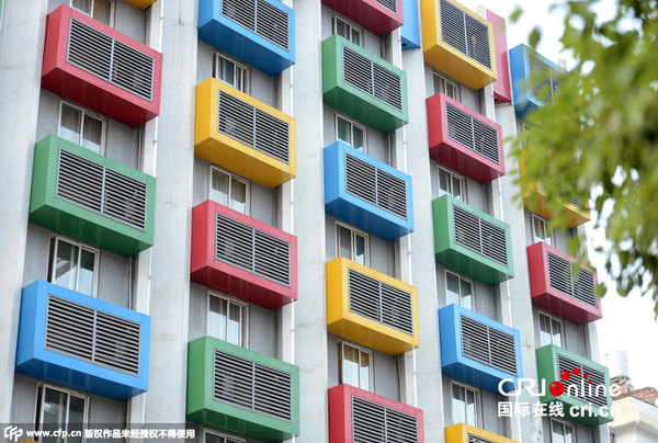 　　2015年08月11日，湖南省郴州市，郴州市现“多彩空调墙”，某房子外墙悬挂30余个巨大彩色空调罩，显得新颖、个性，获得不少市民点赞。图片来源:CFP