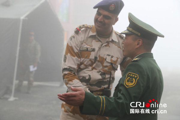 廖小兵在关口与印度士兵亲切交流