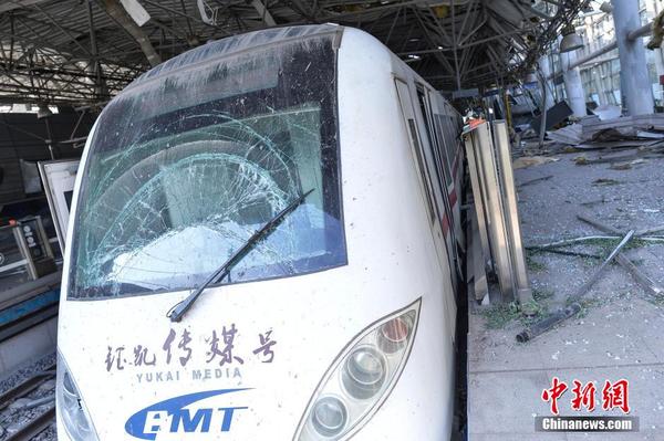 天津滨海新区爆炸 一公里外轻轨站被震毁|东海
