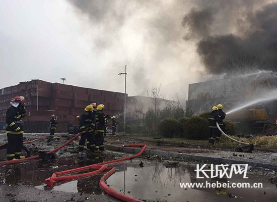 河北省消防官兵连夜驰援天津 200余人增援到场