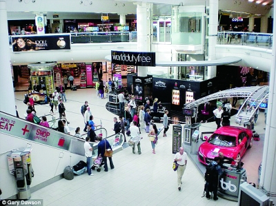 英机场商店被曝顺走退税|登机牌|航站楼