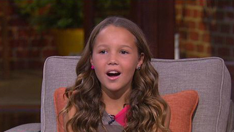 美一女童自创童装品牌推出服装秀 筹基金抗病