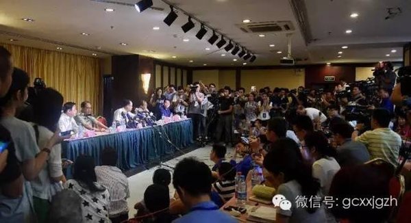 滨海新区区长张勇（主席台居中）在第一次新闻发布会上。