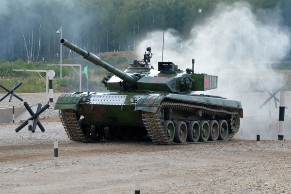 中国军队代表队的参赛车组驾驭96A坦克通过最后一道障碍，高速冲向终点 吴苏琳 摄