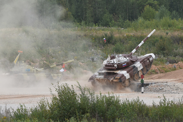 俄罗斯车组的T72克服崖壁障碍,侧后是通过障碍后加速冲击的哈萨克斯坦坦克 吴苏琳 摄