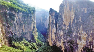 奉节雄伟壮观的旱夔门，是奉节旅游的重要地标，可以与长江夔门媲美。