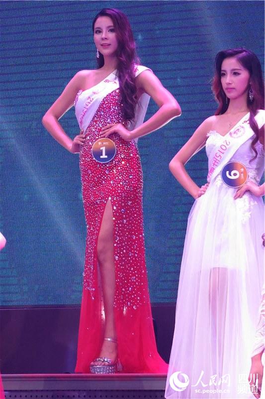 第65届世界小姐大赛四川总决赛活动现场 ，多名选手走秀。（王波 摄）