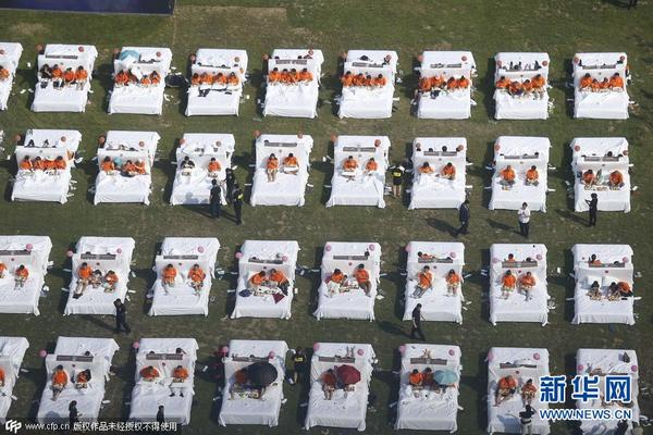 　　    2015年8月16日，北京，400多位市民在潮白河某酒店完成了最多人在床上吃早餐的吉尼斯世界纪录挑战，打破了去年11月在上海创造的 388 人次的吉尼斯世界纪录。图片来源：cfp