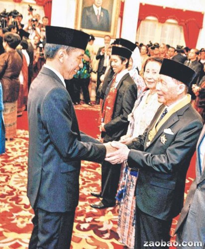 两名杰出华人获颁印尼国家最高荣誉勋章(图)|总