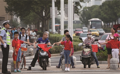 小学生早高峰做 文明交通志愿者