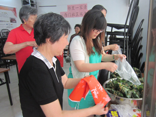 高雅婷组织大家端午节包粽子送给社区独居老人。