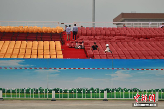 天安门广场搭建的临时观礼台座椅用颜色进行了区分。中新网记者 金硕 摄