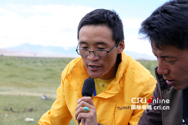 平时的布琼看上去害羞腼腆,乍一看上去,你很难将衣着时尚的他与古老的说唱艺人职业联系在一起。摄影:付承堃