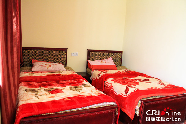 在小镇塔尔钦的接待中心，房间改成了双人间，之前一个屋子里住五、六个人。（摄影　廖继勇）