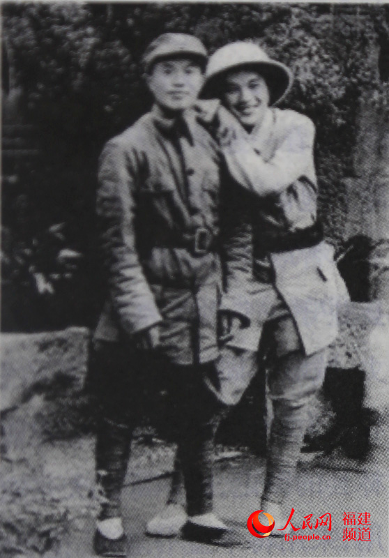 皮定均（左）抗战时期与战友合影。邹家骅 翻拍