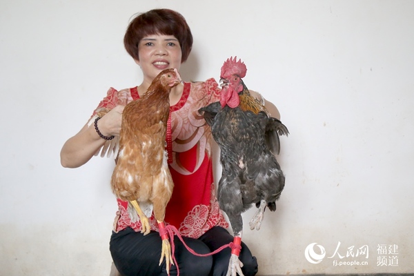 “红线系脚”成对赠送给婚礼司仪或者来宾。赖董芳 供图