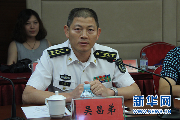 海军某潜艇基地核潜艇艇长吴昌弟发言，其所在艇曾被中央军委授予“水下先锋艇”荣誉称号。蔡琳琳 摄