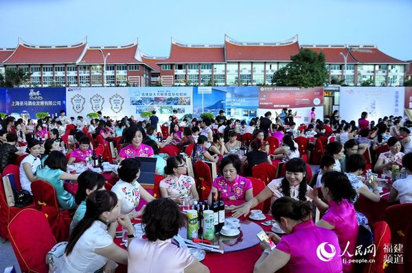七夕千人宴现场的女宾一律着旗袍赴会  吴隆重 摄