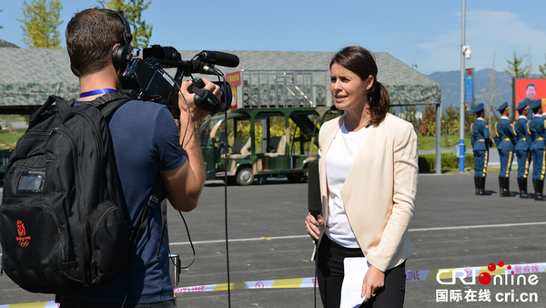 三军仪仗队徒步方队进行单排面训练