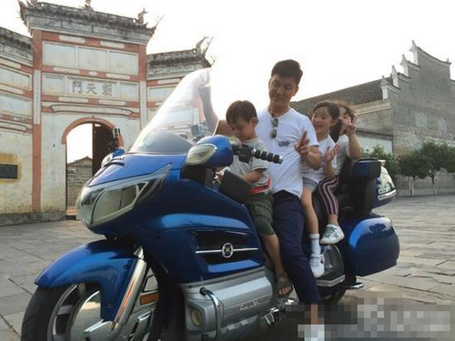 诺一轩轩夏天和村长骑摩托车 画面超拉风|网友