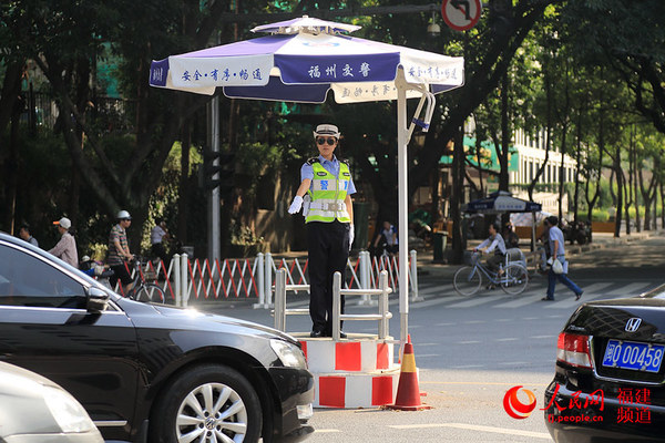 女交警指挥交通 邹家骅摄