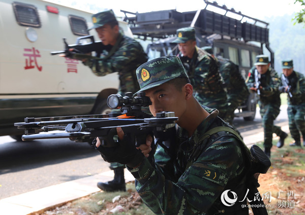 (王勇,唐丰硕,张浩)8月25日,武警广西总队直属支队特勤中队组织特战队