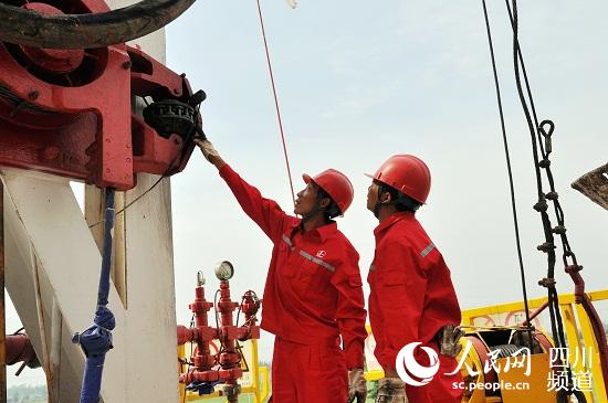 每个细节都需要反复检查。(西南石油局供图)