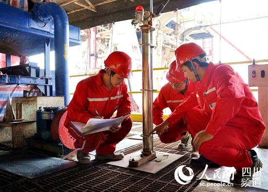 每次检查数据都要详细记录在案。(西南石油局供图)