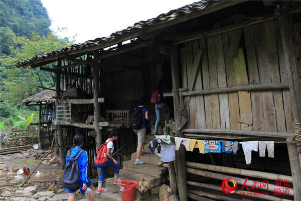 中越边境山区的留守儿童，他们的家很多是这种破旧不堪千疮百孔的老木屋