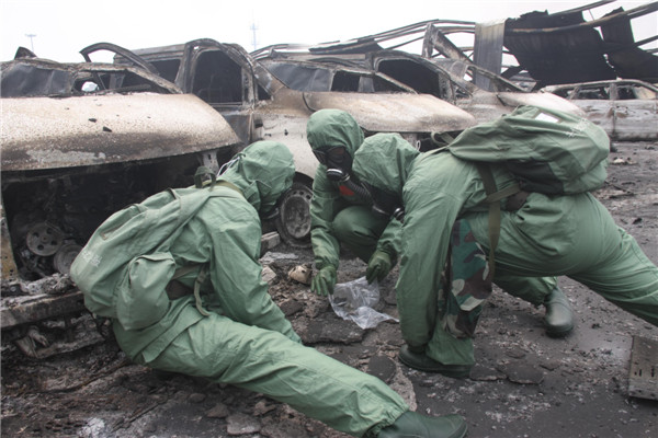 北京卫戍区某防化团官兵深入核心爆炸区采集样本。任强　摄