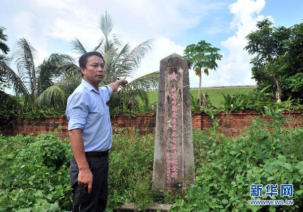 8月26日，田独村团委书记兼纪检委员吉洪强在原纪念碑前对记者说，纪念碑后的现三亚颂和水库，就是当年发现劳工遗骨的地方。