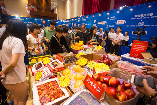 　　跨境商品展示现场火爆抢购