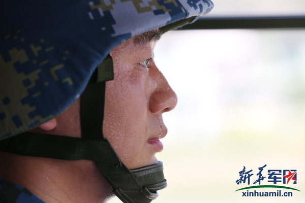 在温度最高时达到六七十摄氏度的驾驶舱内训练,满脸汗珠。