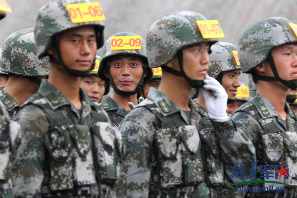 镜头过来了，手势还没来得及伸出来 陈曦摄