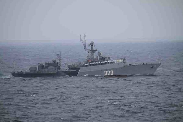 这是俄海军323舰驶过检阅舰。新华社记者孙彦新 摄