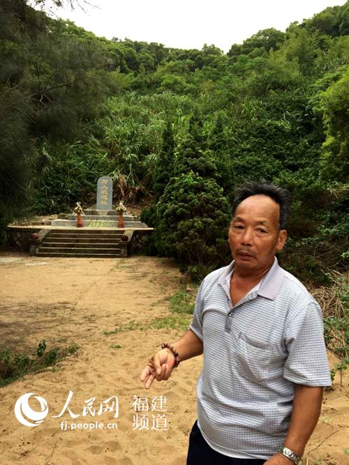 李新启老人在遗址前讲述日军残暴往事。  林长生  摄