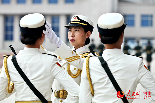 严抓细训，纠正动作