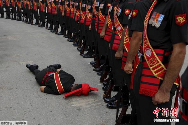 印度纪念第二次印巴战争50周年 一士兵昏厥倒