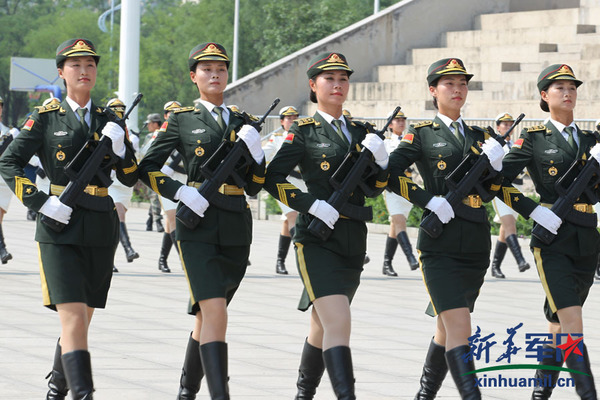 三军仪仗队里的女汉子:敢和男兵掰手腕