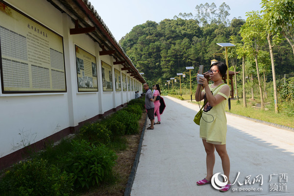 游客在抗日烈士纪念馆的文化长廊了解容县的抗战历史