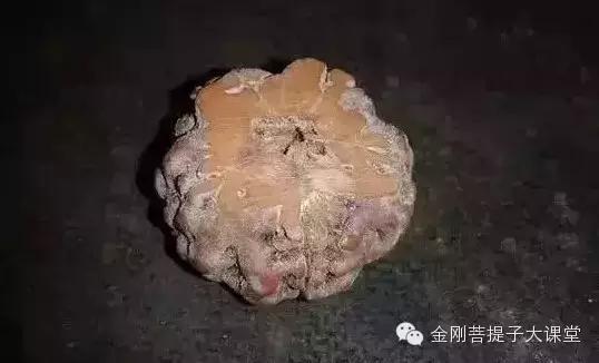 　　用手或其他工具慢慢从金刚内部轻轻的打磨，逐渐扩大里面的空间范围。