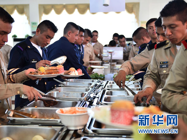 8月28日，参阅外军在外军阅兵训练基地食堂就餐。新华社发（田丰摄）