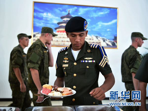 8月28日，参阅外军在外军阅兵训练基地食堂就餐。新华社发（田丰摄）